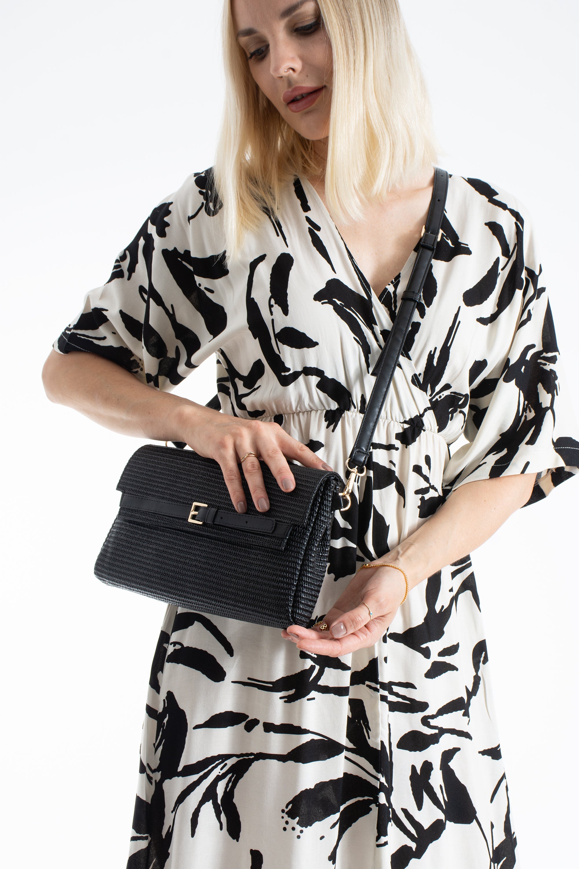 Woven Pu Leather Flap Closure Wristlet & Clutch&Crossbody  3-in-1 - Black